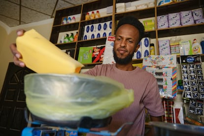 Mohammed supo del programa de asistencia al retorno voluntario de la OIM cuando miembros de la organización visitaron el centro donde se encontraba. Se registró para el programa y decidió regresar a casa. Con la ayuda que recibió, abrió una tienda de comestibles y cuenta orgulloso que ahora es autosuficiente. “Puedo controlar mi vida y eso me ayuda”, dice mientras atiende a un cliente. Los ingresos de la tienda han permitido a Mohammed comenzar a estudiar informática a tiempo parcial en la universidad. “No planeo intentar otro viaje a Europa. Viví la experiencia y no quiero volver a sufrir hambre, enfermedades y torturas”, explica.