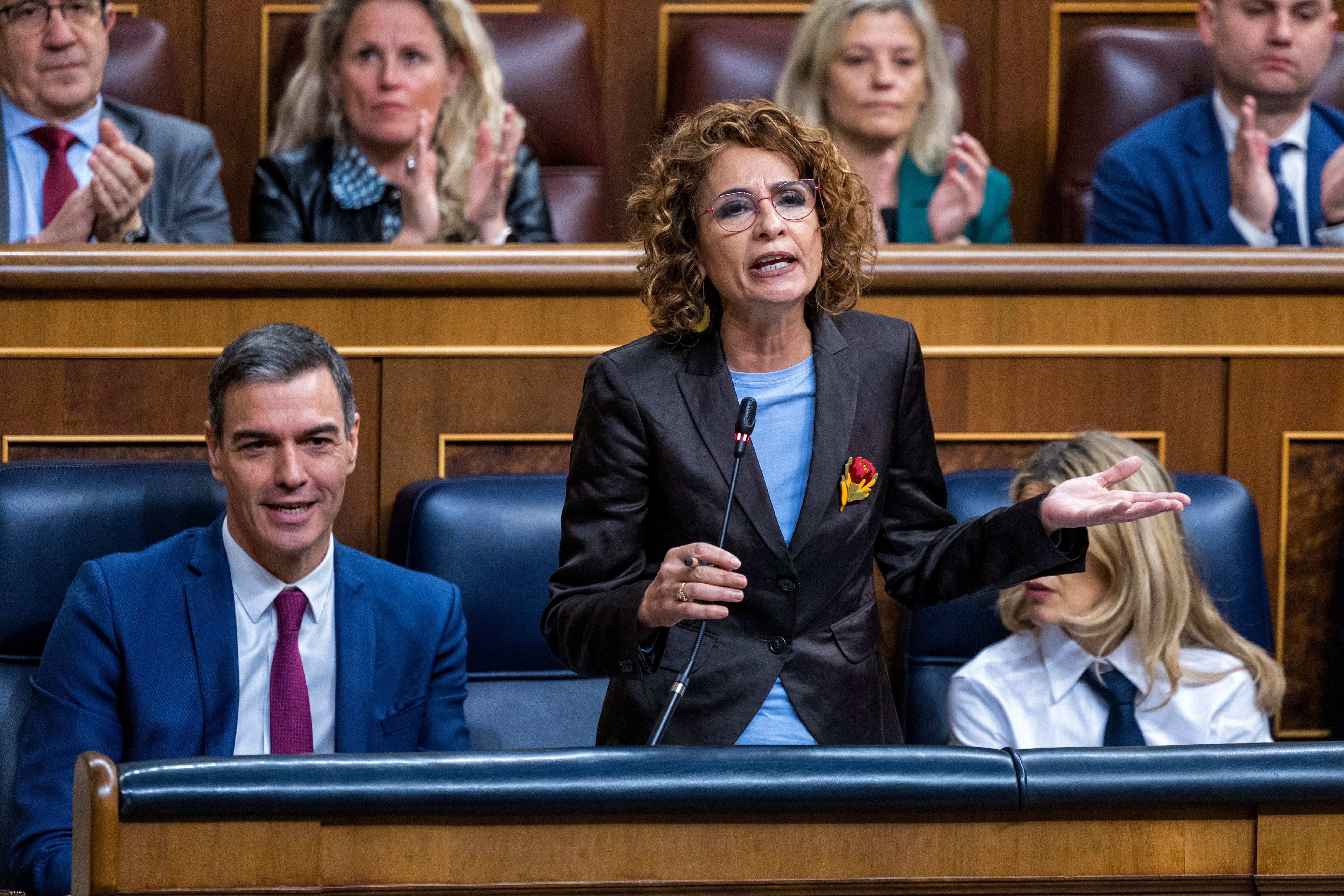 El presidente del Gobierno, Pedro Sánchez, escucha a la vicepresidenta primera y ministra de Hacienda, María Jesús Montero, en el Congreso.