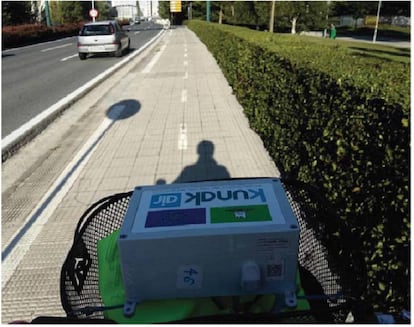 Un ciclista con un sensor de bajo coste en la cesta.