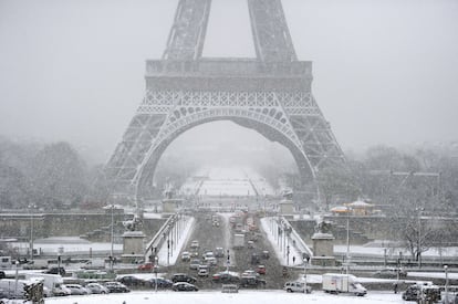 La Torre Eiffel ha cerrado las puertas al público hoy, tras la fuerte tormenta de nieve.