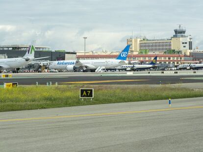 Aviones estacionados en la terminal T1 del aeropuerto Adolfo Suárez Madrid-Barajas a causa de la pandemia del coronavirus.
