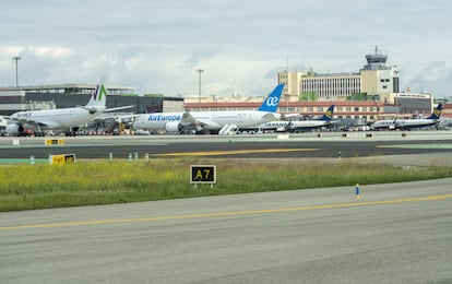 Aviones estacionados en la terminal T1 del aeropuerto Adolfo Suárez Madrid-Barajas a causa de la pandemia del coronavirus.