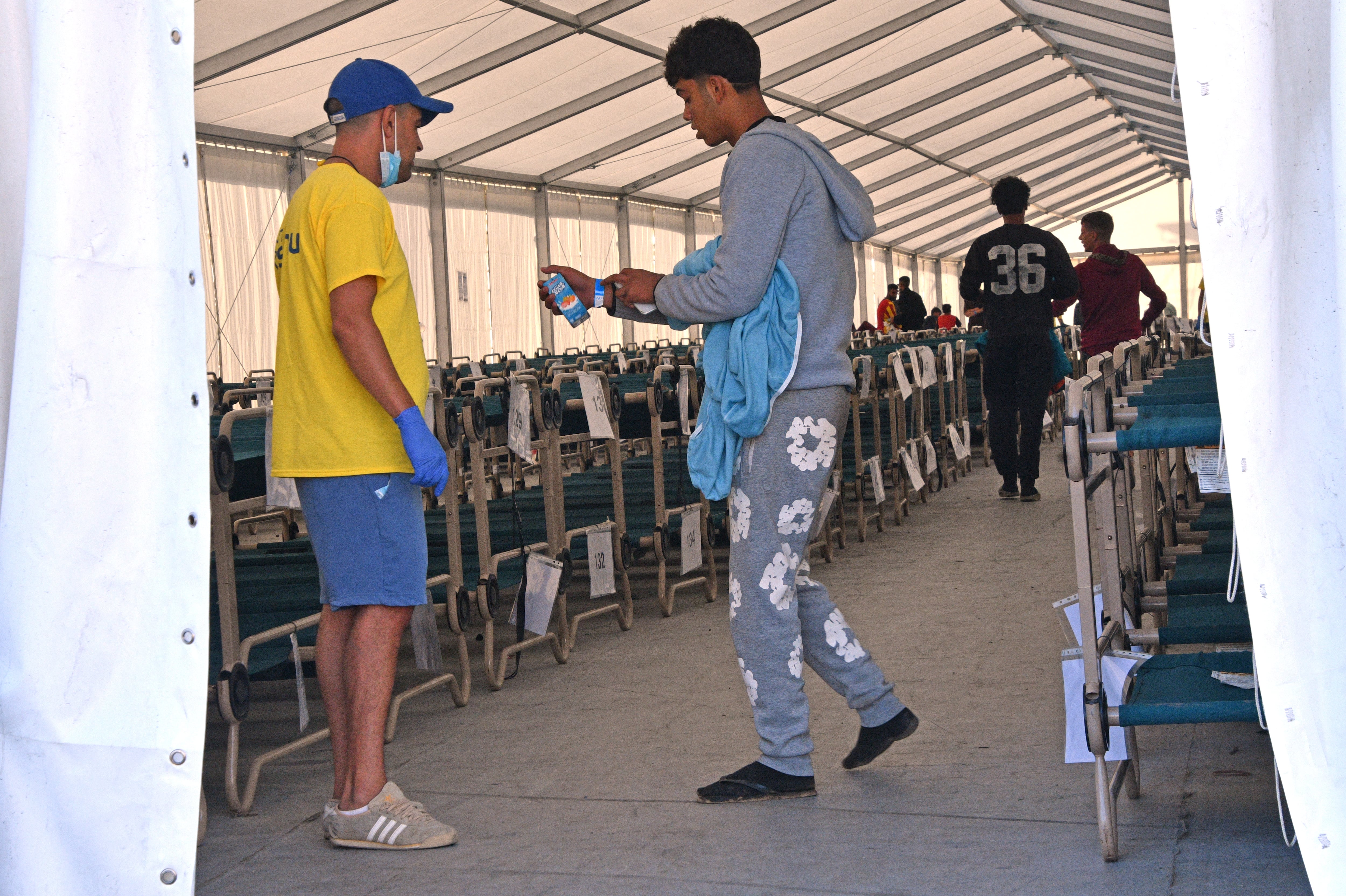 Caos y disparos al aire: la operación de realojo termina con miles de inmigrantes de vuelta a las playas