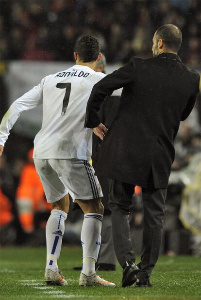 Los nervios siguen a flor de piel en el Camp Nou y Cristiano Ronaldo acaba empujando a Guardiola porque no le pasa un balón. Es el inicio de la tangana entre todos los jugadores.