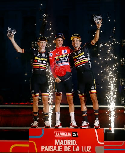 Vingegaard, Kuss y Roglic, en lo más alto del podio de Cibeles.