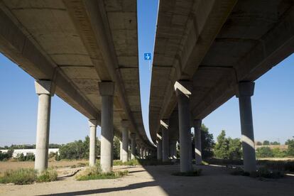 La ruta a pie hacia Rivas a su paso bajo la carretera de circunvalación M-45. 