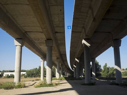 La ruta a pie hacia Rivas a su paso bajo la carretera de circunvalación M-45. 