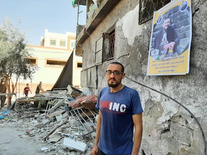 Bahar Barrai en el lugar de la casa familiar donde murió su hermano Diar, en el cartel del muro, el lunes en Gaza. 