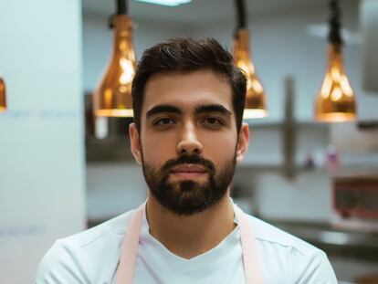 El cocinero Alejandro Serrano en la cocina de su restaurante, en una imagen proporcionada por el establecimiento.