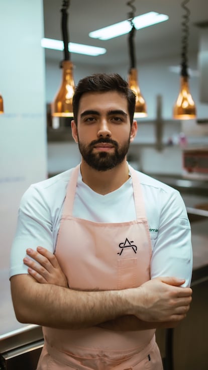 El cocinero Alejandro Serrano en la cocina de su restaurante, en una imagen proporcionada por el establecimiento.