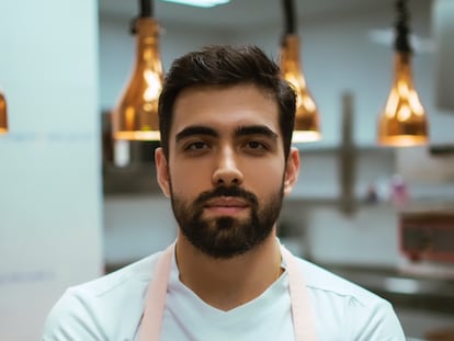 El cocinero Alejandro Serrano en la cocina de su restaurante, en una imagen proporcionada por el establecimiento.