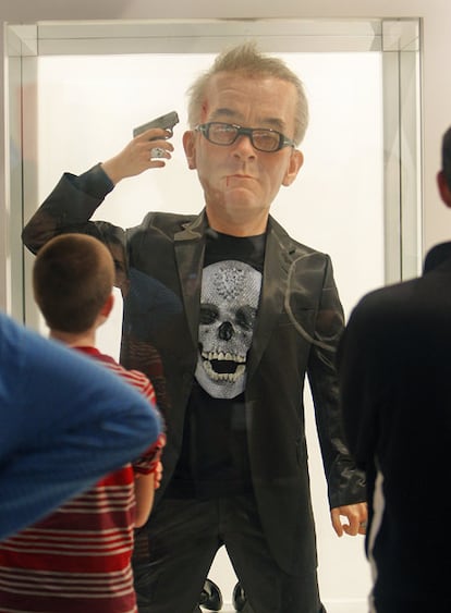 Un Damien Hirst suicida, escultura de Eugenio Moreno.