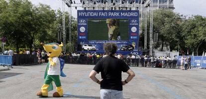 Escasos aficionados siguen el Brasil-Chile en la 'fanzone' junto
al Bernabéu. Entre los animadores estaba Fuleco, el armadillo mascota del Mundial de Brasil.