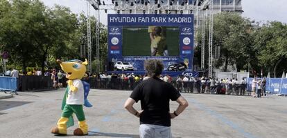 Escasos aficionados siguen el Brasil-Chile en la &#039;fanzone&#039; junto 
 al Bernab&eacute;u. Entre los animadores estaba Fuleco, el armadillo mascota del Mundial de Brasil.