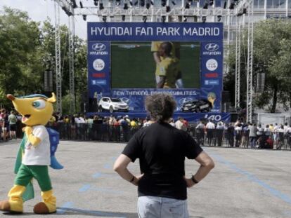 Escasos aficionados siguen el Brasil-Chile en la &#039;fanzone&#039; junto 
 al Bernab&eacute;u. Entre los animadores estaba Fuleco, el armadillo mascota del Mundial de Brasil.