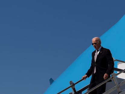 El presidente de EE UU, Joe Biden, desciende del avión Air Force One para una visita a Nueva York este jueves.