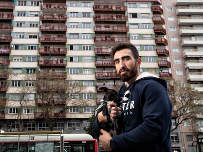 José García y su perro 'Ades', frente al edificio de la calle Tarragona.