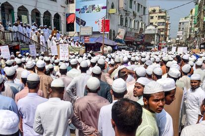 Activistas islamistas participan en una protesta en Dhaka, un día después de que la policía disparase contra musulmanes de Bangladesh donde, al menos, 4 manifestantes fueron asesinados.