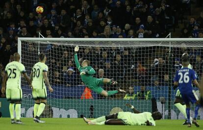 Joe Hart después de despejar un balón en el partido entre Manchester City y Leicester.