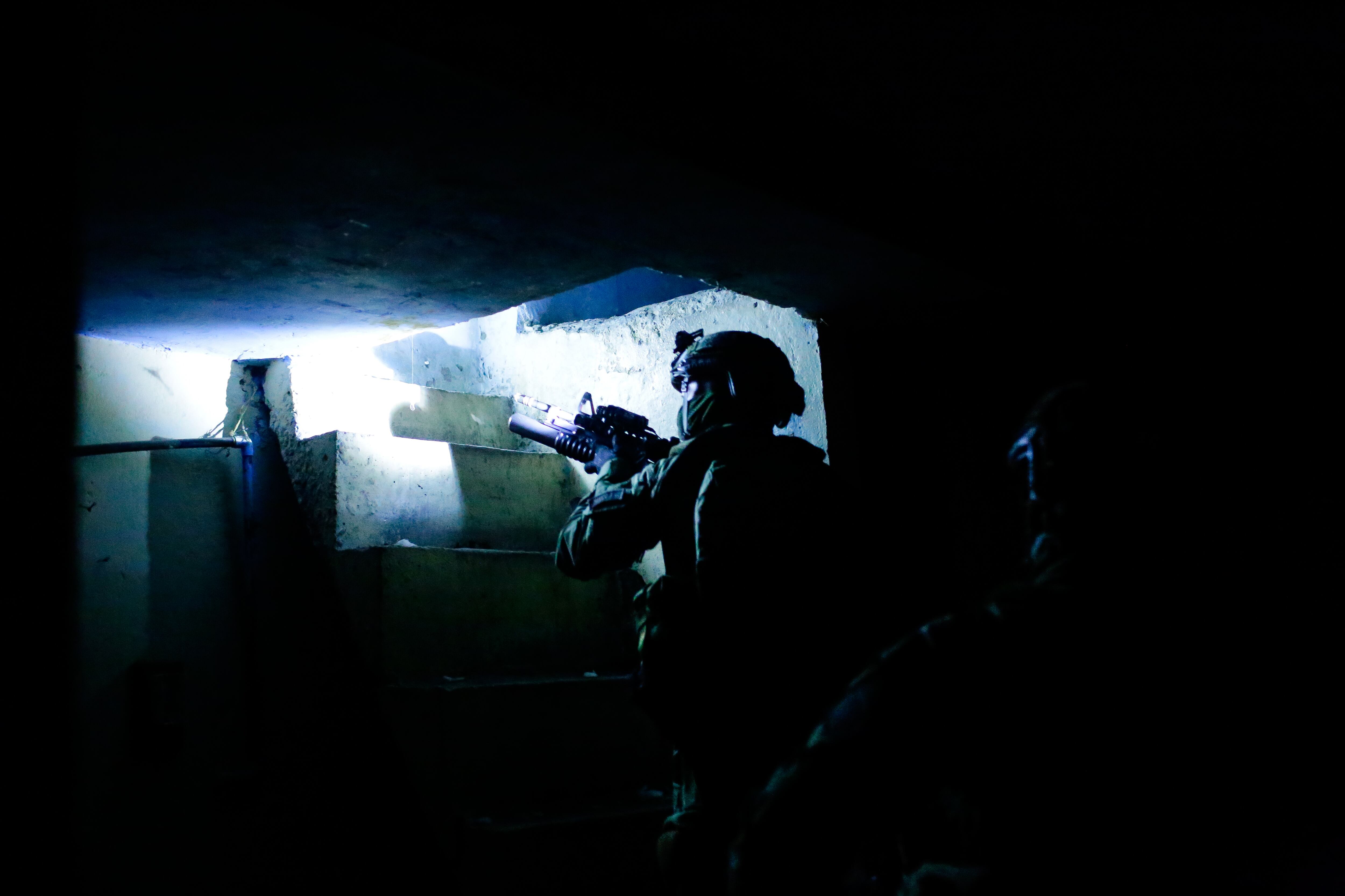 Soldados suben escaleras durante una redada en Tuluá, el 14 de febrero.