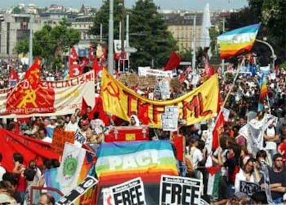 Imagen de la gran marcha por una globalización alternativa que ha partido desde Ginebra.