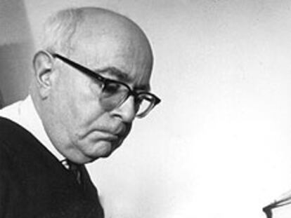 Adorno, al piano, en una imagen tomada del libro &#39;En tierra de nadie&#39; (Herber, 2003).