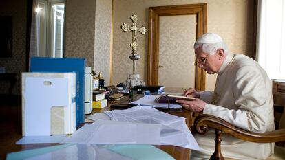 Benedicto XVI, en la residencia papal de Castel Gandolfo, cerca de Roma, el 23 de julio de 2010.