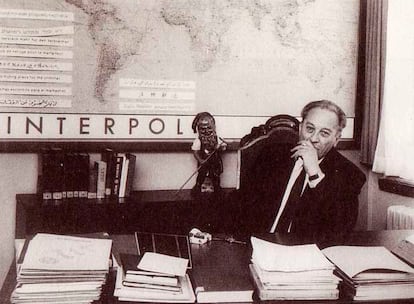 Paul Dickopf, jefe de la Policía Federal Criminal (BKA), en su despacho como presidente de la Interpol en los años cincuenta.