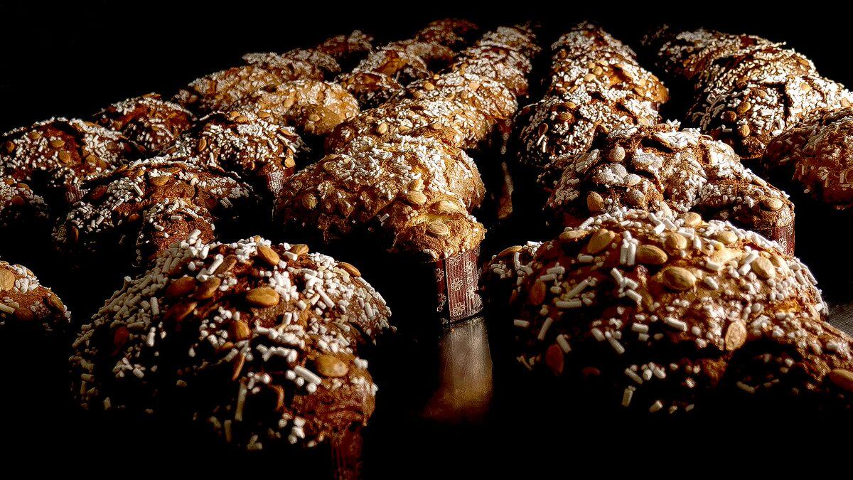 La colomba tradicional lleva una glasa por encima con almendras, como en estas de Raúl Asencio.