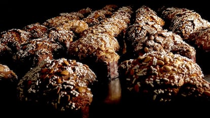 La colomba tradicional lleva una glasa por encima con almendras, como en estas de Raúl Asencio.