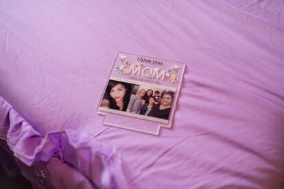 Vianey Mejia posa para un retrato en su casa en Charlotte, NC. El 5 de octubre de 2025.