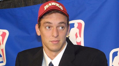 Gasol llegó a la NBA sin barba y con cara de adolescente tímido. En la imagen, tomada en una rueda de prensa en el 'theatre' del Madison Square Garden de Nueva York, lleva la gorra de los Atlanta Hawks, el equipo que le seleccionó en tercera posición del 'draft', el 28 de junio de 2001. No jugará sin embargo en este equipo sino que será traspasado a los Grizzlies, junto con otros dos jugadores, a cambio del por entonces jugador franquicia del conjunto de Memphis: Shareef Abdur-Rahim.