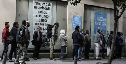 Cola formada ante un comedor social, en Madrid.