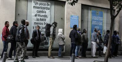 Cola formada ante un comedor social, en Madrid. 