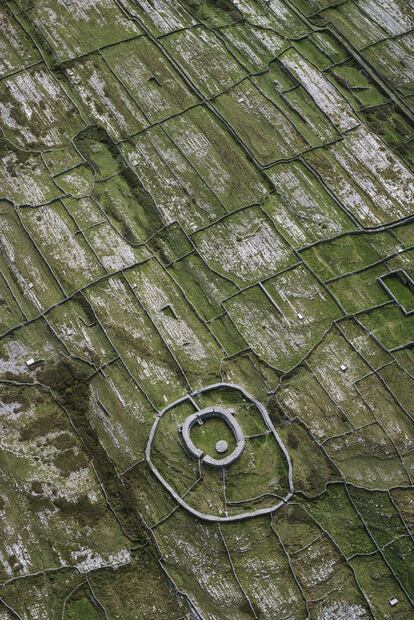 Dún Eochla (siglos VI-XI), un fuerte de piedra seca que contiene vestigios de chozas y terrazas internas en las islas Aran, en Irlanda.