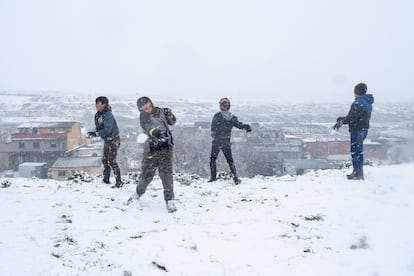 Grupo de niños jugando durante la nevada en la Cañada Real.