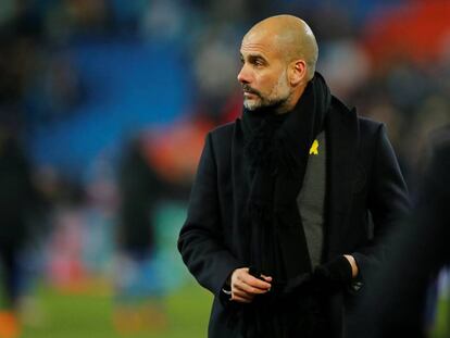 Pep Guardiola, entrenador del Manchester City, con un lazo amarillo en un partido en Basilea el pasado 13 de febrero.
