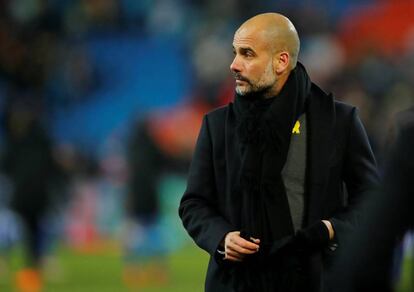 Pep Guardiola, entrenador del Manchester City, con un lazo amarillo en un partido en Basilea el pasado 13 de febrero.