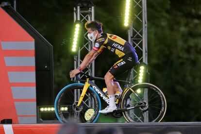 El esloveno Primoz Roglic, ganador de la Vuelta 2019 y 2020, sobre el escenario durante la presentación oficial de la Vuelta a España 2021.