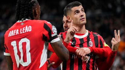 Álvaro Morata celebra el segundo gol del Milan ante el Real Madrid en el Santiago Bernabéu este martes. (AP Photo/Manu Fernandez)