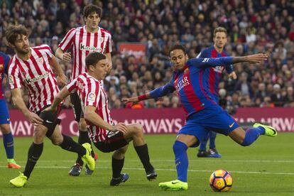 El delantero brasileño del FC Barcelona Neymar (d) disputa un balón junto al centrocampista del Athletic Club Óscar De Marcos (i) ante los jugadores del conjunto vasco Yeray Álvarez y Mikel San José.