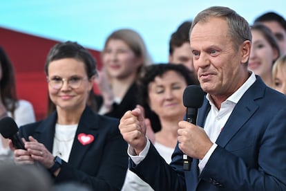 Donald Tusk se dirige a los votantes tras conocer los sondeos a pie de urna de las elecciones en Polonia, este domingo.