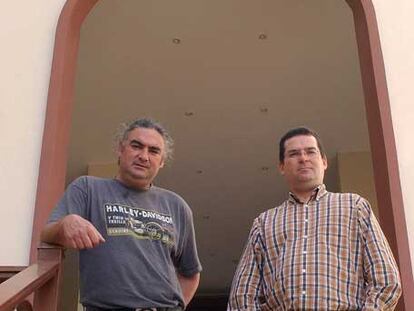 El profesor Rafael Ramírez (derecha) y su abogado, Francisco Navarro.