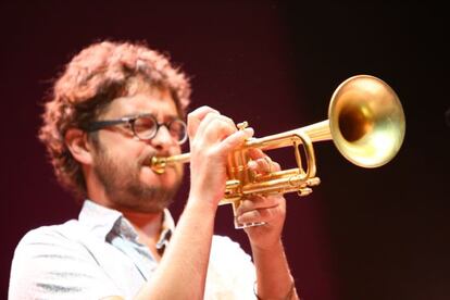 Voro Garc&iacute;a, trompetista del quinteto de Alexey Le&oacute;n, durante el encuentro.