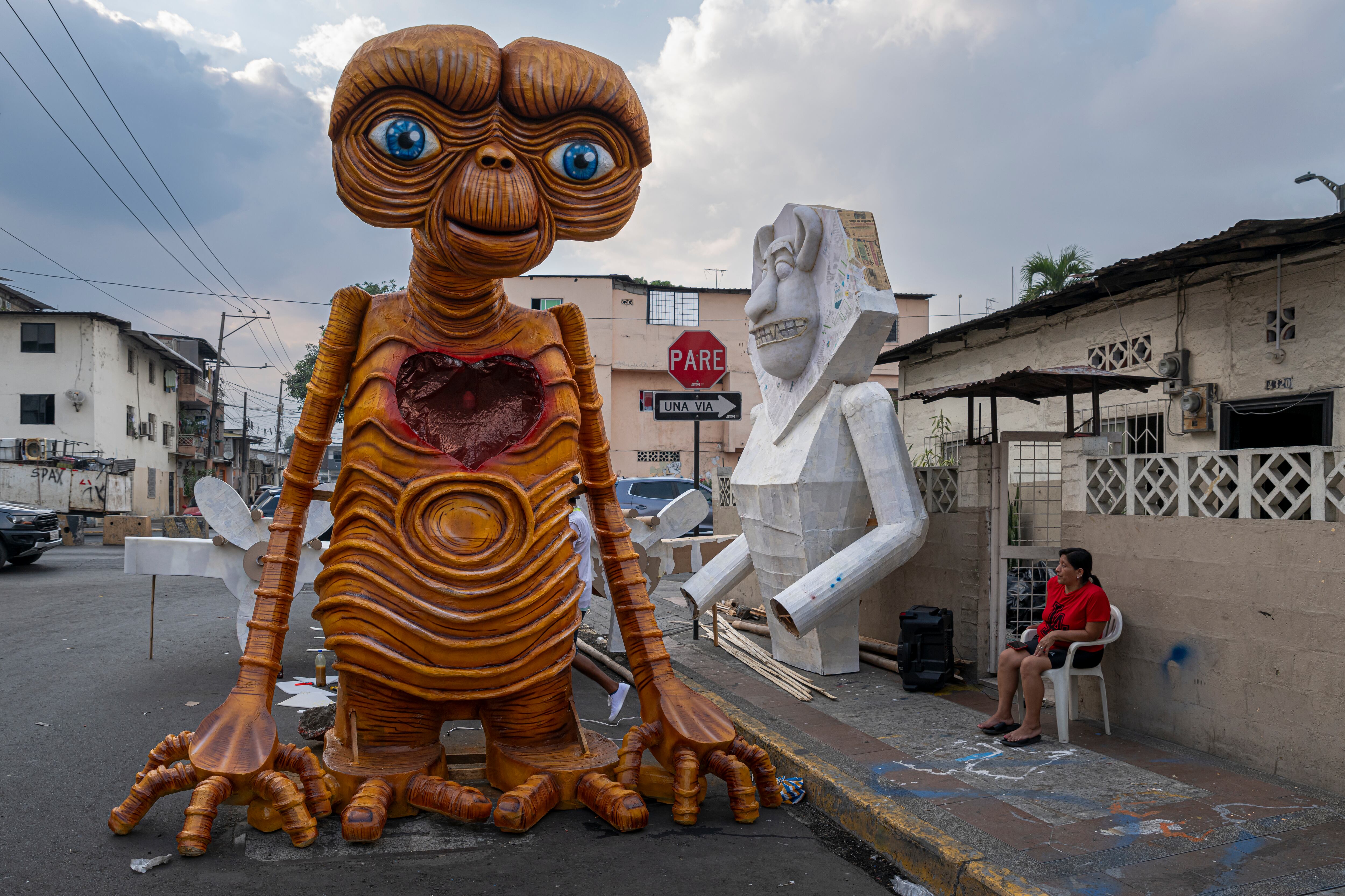 El personaje E.T. hecho por Francisco Cevallos, artesano, quien también moldea el avión y los personajes de la película 'Madagascar'.