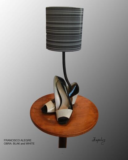 Se puede crear una lámpara con unos zapatos que pueden ser bellos tanto en los pies como para iluminar. / FRANCISCO ALEGRE