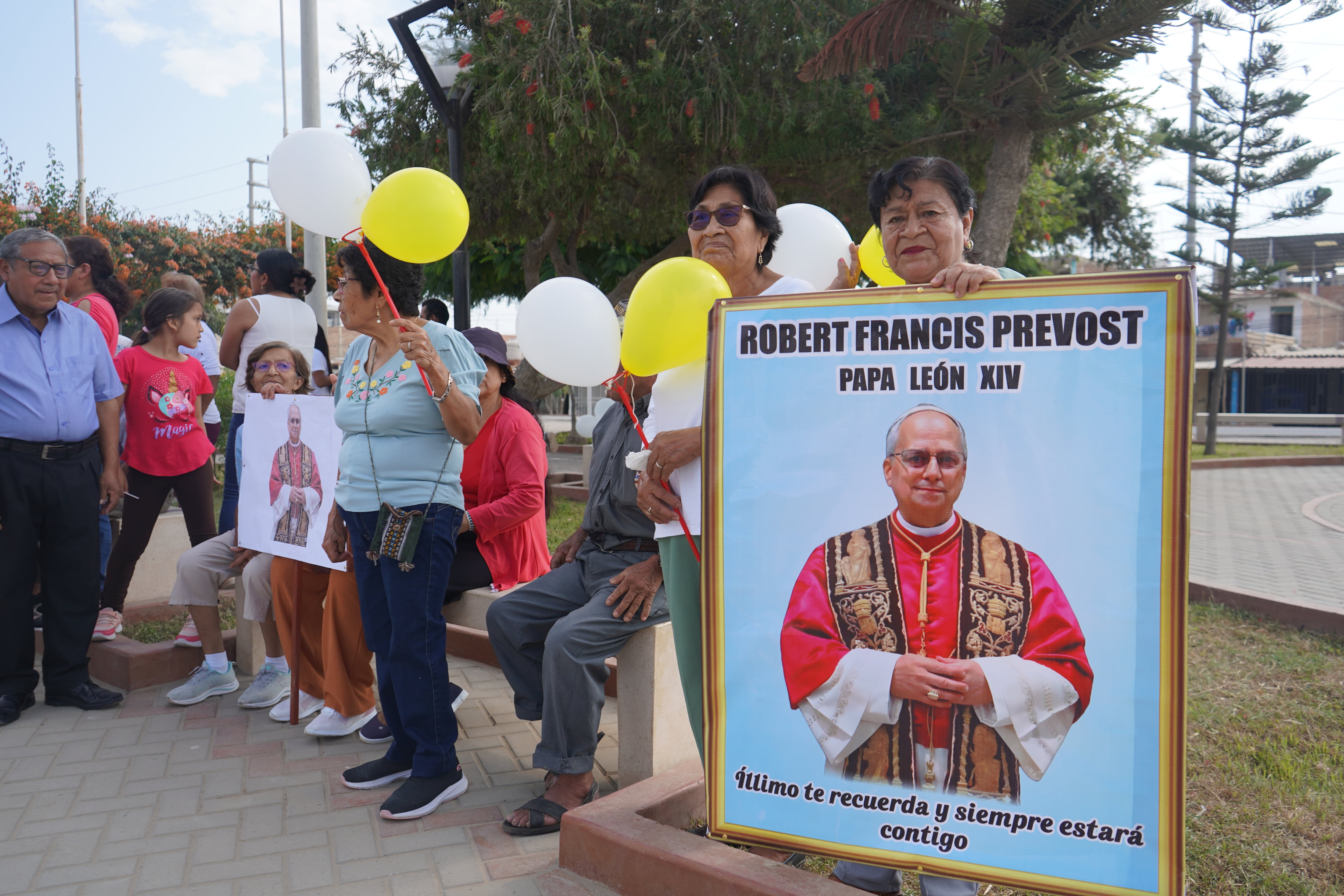 Fieles de Illimo rinden homenaje a nuevo papa