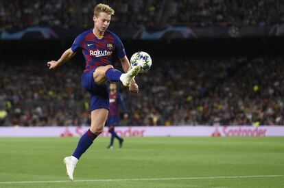 Frenkie De Jong controla el balón. 