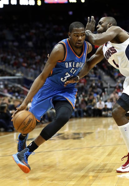 Kevin Durant va hacia canasta con la defensa de Anthony Tolliver.