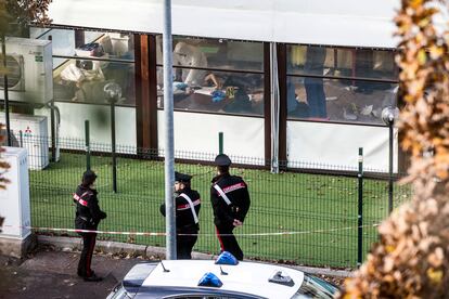Agentes de la policía científica italiana, en el interior del local de Roma escenario del triple asesinato este domingo.